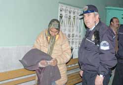 Cami önünde yatıp kalkıyor