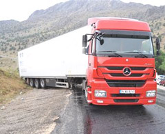 Tırdan düşen biralar, trafiği felç etti