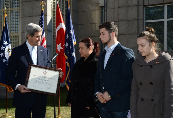 Akarsu'nun ailesine Kerry'den madalyon