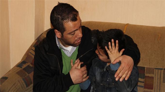 Eşini ve engelli oğlunu terk etti