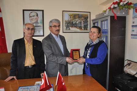 Başkandan şehit ailelerine plaket