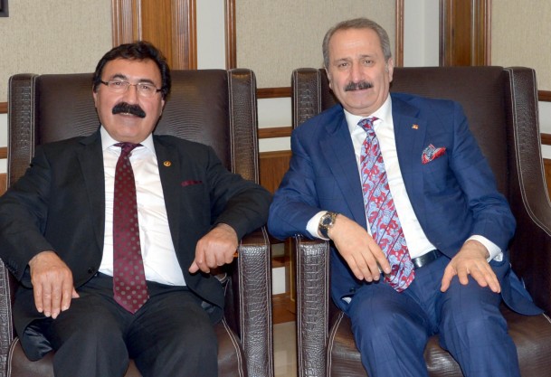 Türk bayrağını göndere çektirdi
