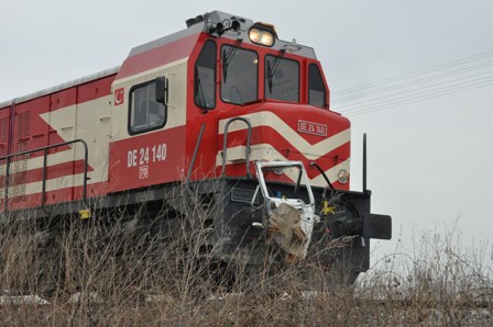 Lokomotif minibüsle çarpıştı: 1 ölü, 3 yaralı