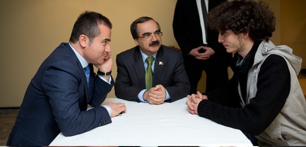 Bakandan yumurta atmak isteyen öğrenciye jest