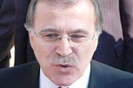 Bakan Emniyet'i işaret ediyor