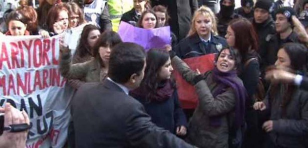 Bir grup kadın eylemci devlet binasını bastı