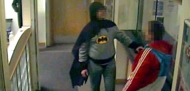 Batman karakola teslim etti