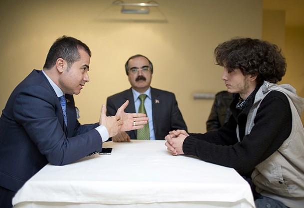 Yumurta atan gence sahip çıktı