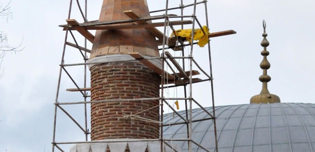 Yıkılan minare cami ile buluştu