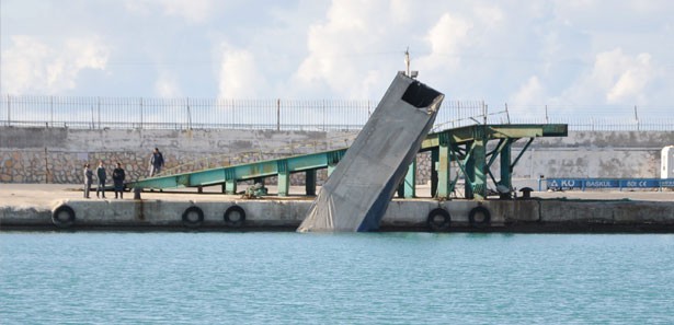 Fırtına TIR'ı denize düşürdü