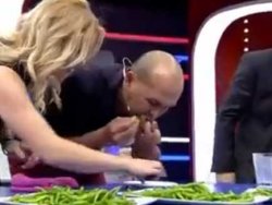 43 tane acı biber yiyerek rekor kırdı TIKLA İZLE