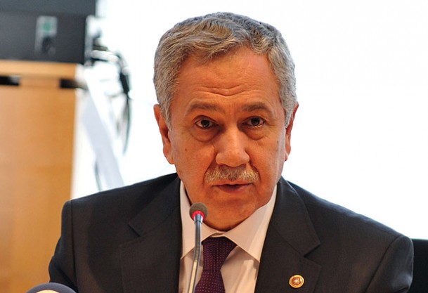 Elimizi taşın altına koyduk