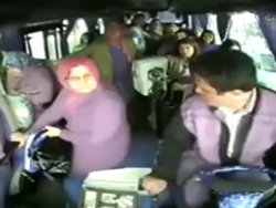 Yolcular Harlem Shake yaparak inerse TIKLA İZLE