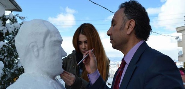 Atatürk'ün kardan heykelini yaptılar