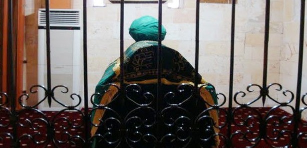 Türbedeki bağış kasasını soydu