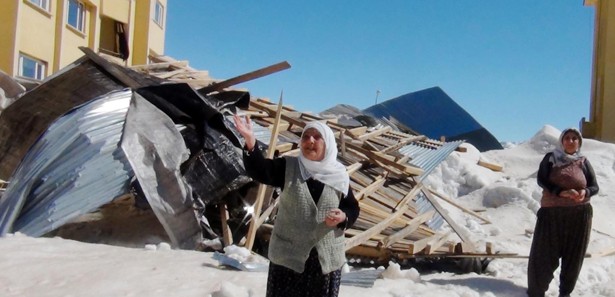 Tunceli'de fırtına evlerin çatılarını söktü