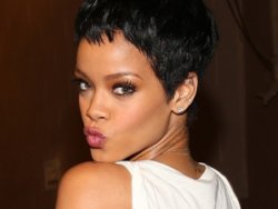 Rihanna Türk bayrağını göğsünde taşıdı