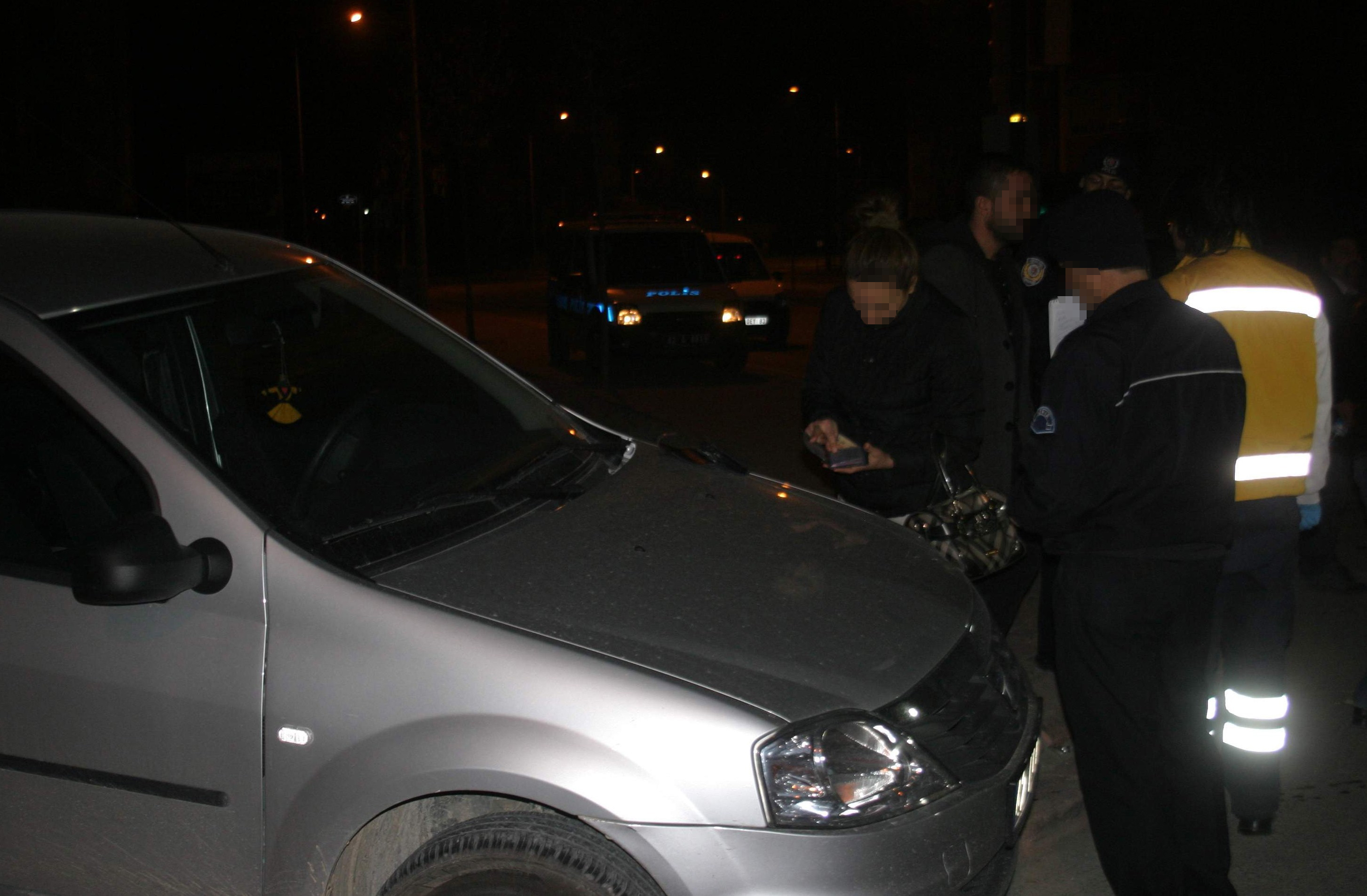 Alkollü kadın sürücü polise çarptı