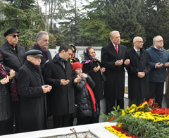 Çetin Emeç mezarı başında anıldı