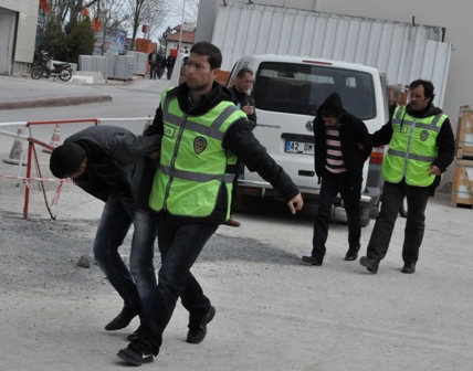 Aracın yakıtı bitince yakalandılar