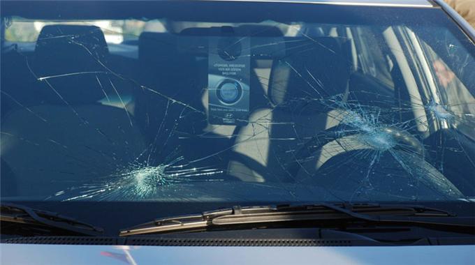 Otomobil standına saldırdılar