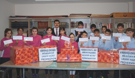 S. Aymaz’dan kardeş okula kitap ve teknoloji yardımı