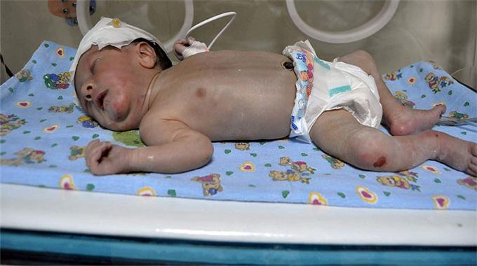 Yeni doğan bebeği sınıra bıraktılar