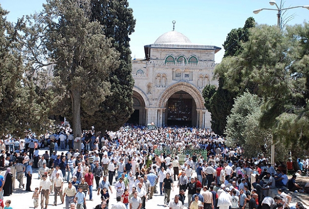 İsrail askerleri Mescid-i Aksa'yı bastı