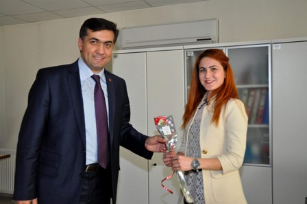 Başkan Kalaycı’dan bayan personele karanfil