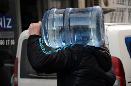 Açık kasalı araçla su dağıtımına yasak