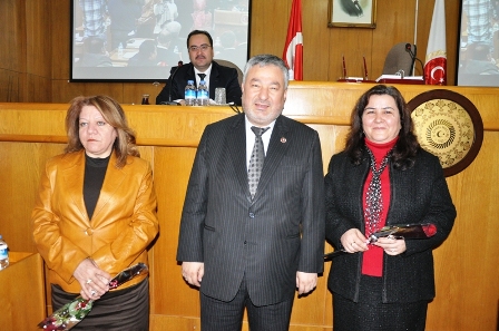 Selvi, kadın meclis üyelerine çiçek verdi