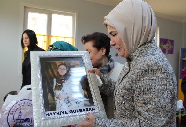 Annesinin adı verilen okulun açılışını yaptı