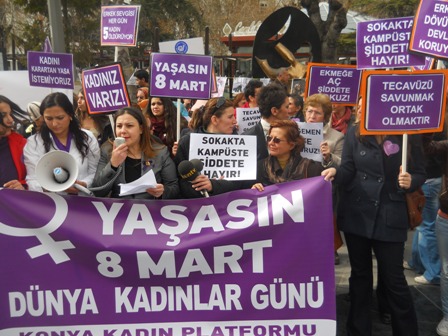 Kadınlar meydana indi