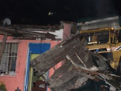 Kamyon gecekonduya girdi