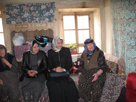 Kadınlar Günü'nde yaşlıları unutmadılar