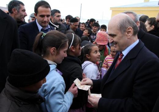 Erdoğan Bayraktar çocuklara 100-200 TL harçlık verdi