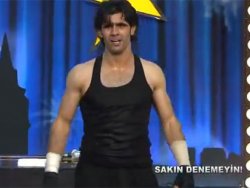 Diyarbakırlı Zarif kapılara kafa göz daldı TIKLA İZLE