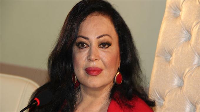 Sultan yönetmen koltuğuna oturuyor