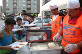 10 bin kişiye iftar yemeği