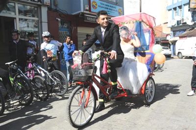 Bisikletten gelin arabası