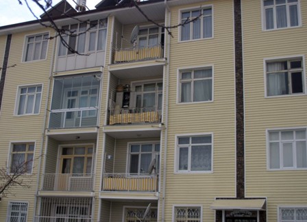 Başı döndü 4. kattan aşağı düştü