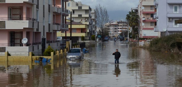 Edremit taşkınla ile boğuşarak sabahladı