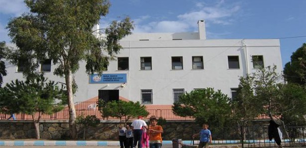 Su tankı öğrencilerin üzerine düştü: 2 yaralı