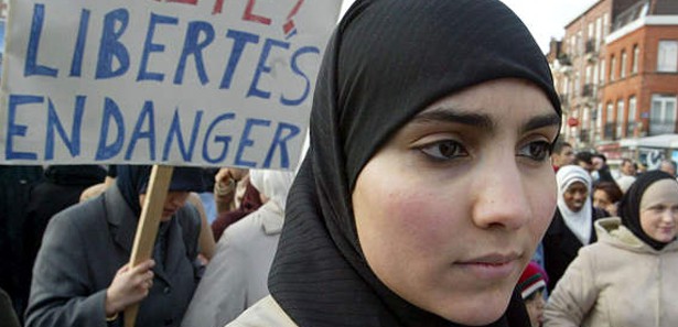 Başörtülü kadına baltayla saldırdılar