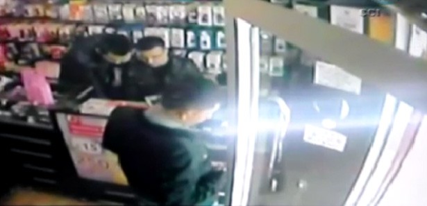 Tamir için gittiği telefoncuyu soydu