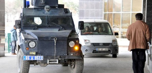 Van'da iki belediye başkanı yeniden görevde