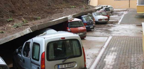 İstinat duvarı 15 aracın üstüne yıkıldı