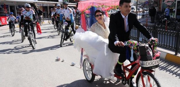 Bisiklet gelin arabasına, bisikletli konvoy