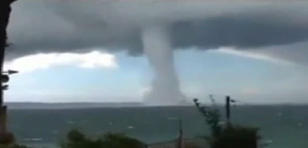 Bolu'da etkili olan hortum, 7 ahşap evi yıktı