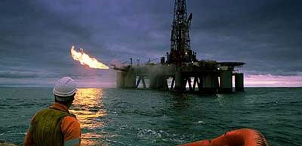 Boğazdan petrol arama platformu geçti